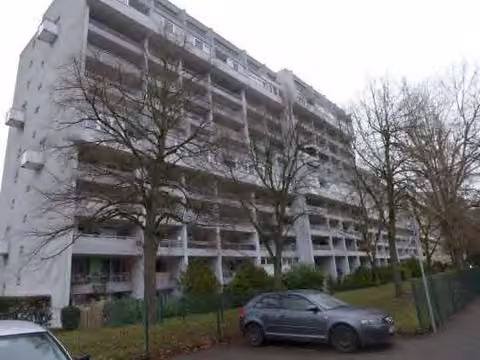 Zwangsversteigerung Eigentumswohnung in Rodgau, Nieder-Roden – Südwestansicht des Wohngebäudes Wiesbadener Straße 2.