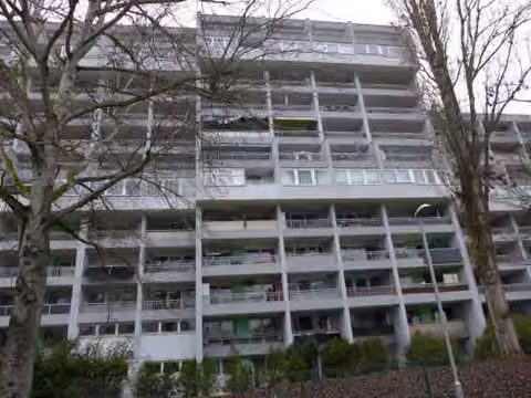Zwangsversteigerung Eigentumswohnung in Rodgau, Nieder-Roden – Südseite des Gebäudes mit Lage der Wohnung Nr. 21.