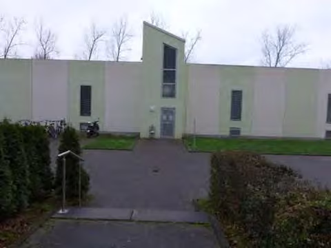 Zwangsversteigerung Eigentumswohnung in Rodgau, Nieder-Roden – Garagengebäude der Wohnanlage mit den Parkdecks.