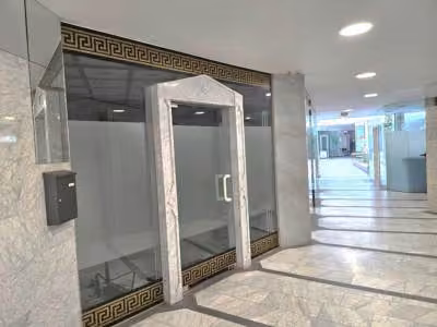 Zwangsversteigerung Büro in Oberhausen, Sterkrade-Mitte – Eingangsbereich und Schaufensterfront des Ladenlokals III in der Passage.
