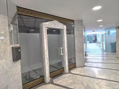 Zwangsversteigerung Büro in Oberhausen, Sterkrade-Mitte – Eingangsbereich und Schaufensterfront des Ladenlokals III in der Passage.