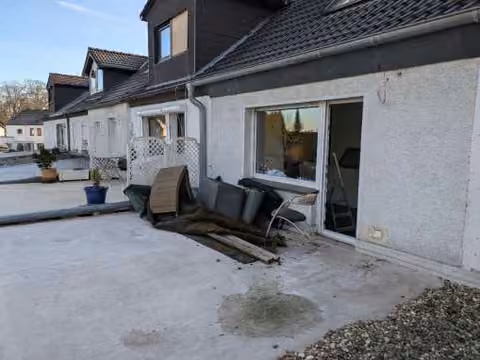 Zwangsversteigerung Reihenhaus in Dortmund, Kley – Dachterrasse im Obergeschoss im unfertigen Zustand ohne Geländerbelag.