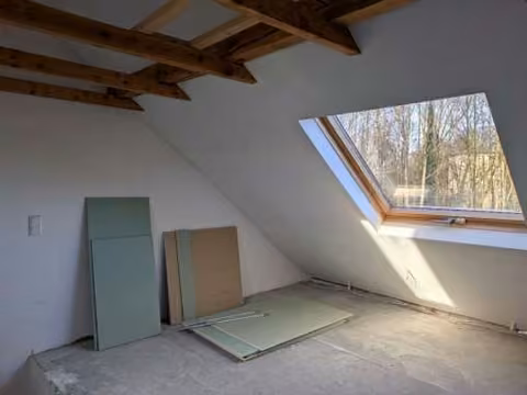 Zwangsversteigerung Reihenhaus in Dortmund, Kley – Dachgeschossraum mit Dachflächenfenster im unvollendeten Ausbauzustand.