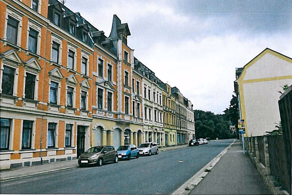 Zwangsversteigerung Büro in Oelsnitz – Straßenzug Bahnhofstraße mit Ansicht des Wohn- und Geschäftshauses.