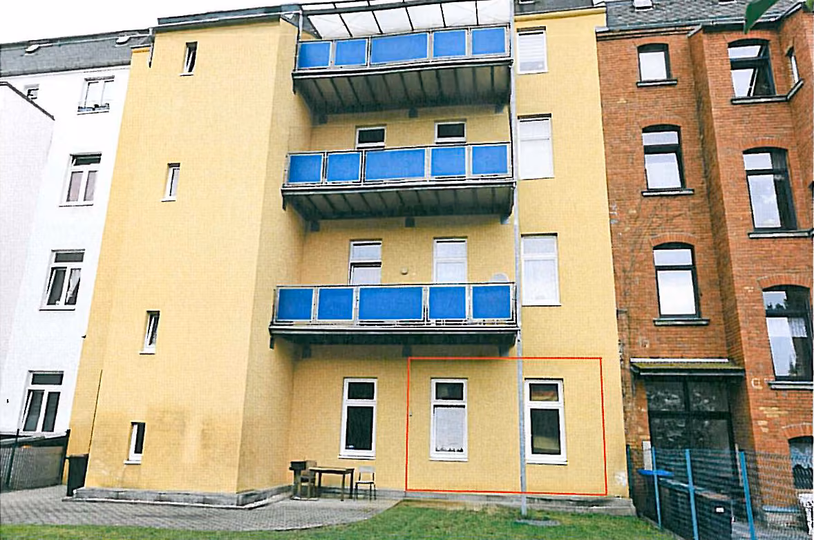 Zwangsversteigerung Büro in Oelsnitz – Hofansicht des Gebäudes mit rückwärtigen Fenstern der Gewerbeeinheit.