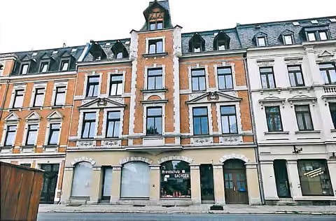 Zwangsversteigerung Büro in Oelsnitz/Vogtl. – Straßenansicht des denkmalgeschützten Wohn- und Geschäftshauses Bahnhofstraße 17.