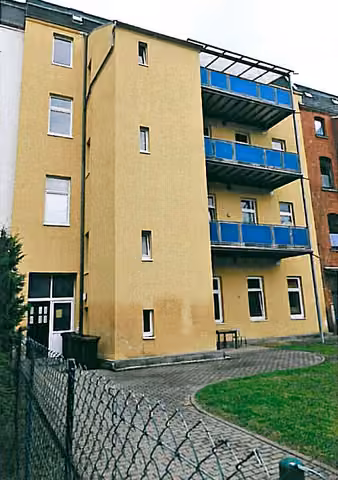 Zwangsversteigerung Büro in Oelsnitz/Vogtl. – Rückwärtige Hofansicht des Gebäudes mit Balkonanbauten.