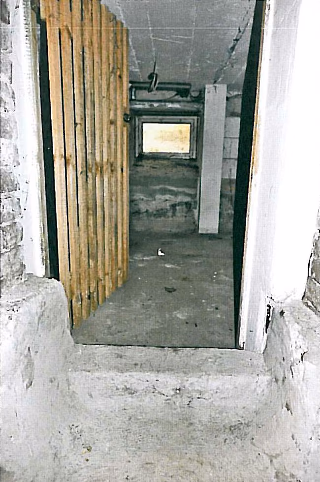 Zwangsversteigerung Büro in Oelsnitz/Vogtl. – Blick vom Kellerflur durch die Lattentür in die Lagereinheit Nr. 11.