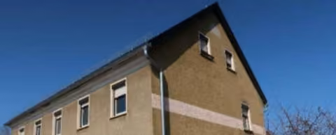 Zwangsversteigerung Einfamilienhaus in Kamenz – Vorderansicht des zweigeschossigen Wohnhauses von der Töpferstraße.