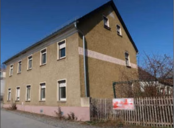 Zwangsversteigerung Einfamilienhaus in Kamenz – Straßenansicht Töpferstraße mit Giebelseite.