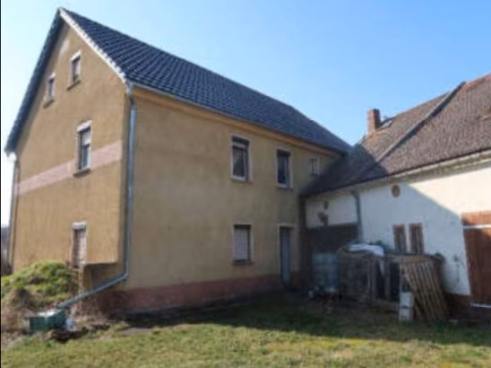 Zwangsversteigerung Einfamilienhaus in Kamenz – Hofansicht des Wohngebäudes.