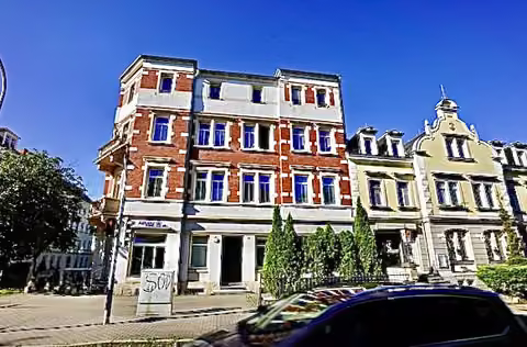 Zwangsversteigerung Eigentumswohnung in Riesa, Deuben – Rückansicht der Wohnanlage mit Blick zum Dachgeschoss.