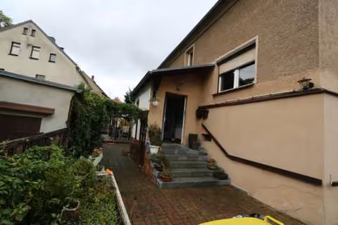 Zwangsversteigerung Zweifamilienhaus in Wilkau-Haßlau – Ansicht des Hauseingangs über eine Außentreppe mit hofseitigem Anbau.