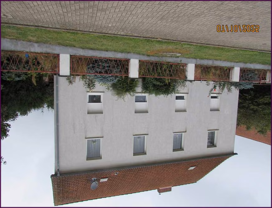 Zwangsversteigerung Zweifamilienhaus in Eilsleben, Ovelgünne/Siegersleben – Blick vom Innenhof auf den Hauszugang des Wohngebäudes.