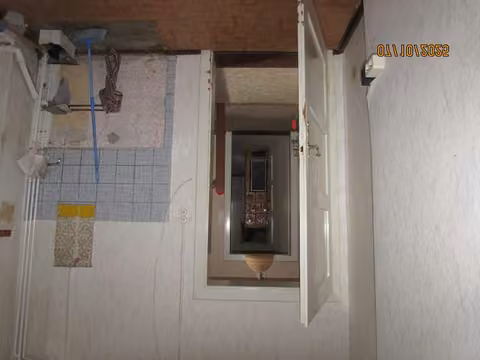 Zwangsversteigerung Zweifamilienhaus in Eilsleben, Ovelgünne/Siegersleben – Heizraum mit Ölzentralheizung und Kunststoff-Öltanks im Kellergeschoss.