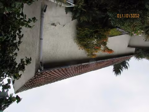 Zwangsversteigerung Zweifamilienhaus in Eilsleben, Ovelgünne/Siegersleben – Hofansicht des Nebengebäudes mit Garagentor und Eingangstüren.