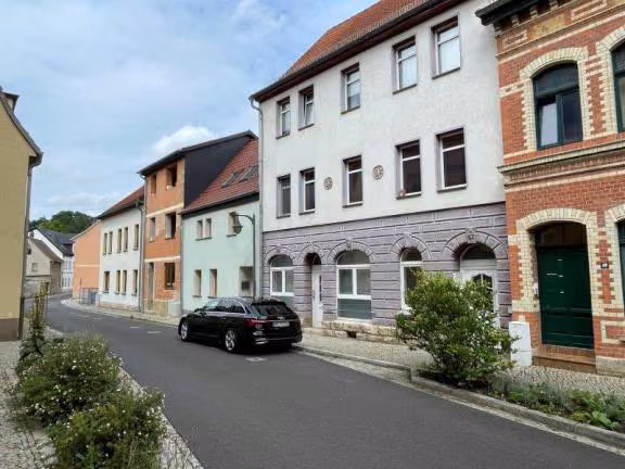 Zwangsversteigerung Einfamilienhaus in Bad Sulza – Südwest-Ansicht des Objekts eingebettet im Straßenzug Kirchstraße.