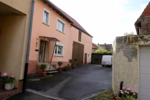 Zwangsversteigerung Einfamilienhaus in Bad Mergentheim, Löffelstelzen – Außenansicht des Wohnhauses Lange Straße 10 mit Hoffläche.