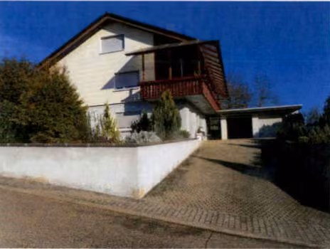 Zwangsversteigerung Einfamilienhaus in Sinsheim, Eschelbach – Vorderansicht des Wohnhauses mit Vorgarten und Hanglage.