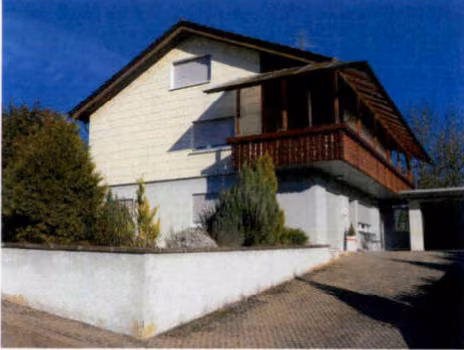 Zwangsversteigerung Einfamilienhaus in Sinsheim, Eschelbach – Außenansicht des Wohnhauses von der Hofeinfahrt.
