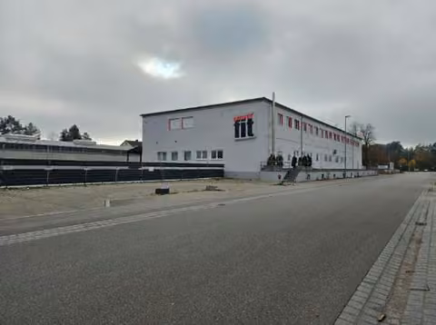 Zwangsversteigerung Büro in Langweid am Lech, Foret – Nord-Ost-Ansicht des Gewerbegebäudes mit anliegender Parkstraße.