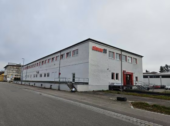 Zwangsversteigerung Büro in Langweid am Lech, Foret – Nordwest-Ansicht mit Treppenaufgang zum Fitnessstudio im Obergeschoss.
