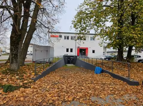 Zwangsversteigerung Büro in Langweid am Lech, Foret – Westliche Zufahrtsrampe in das Untergeschoss.