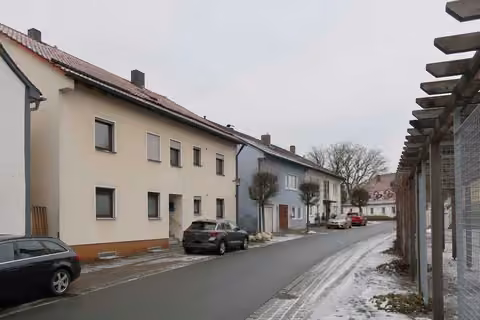 Zwangsversteigerung Zweifamilienhaus in Vohenstrauß, Waldau – Wohnhaus, Ansicht von Nord-Ost mit Straßenfront und Zufahrtsbereich.