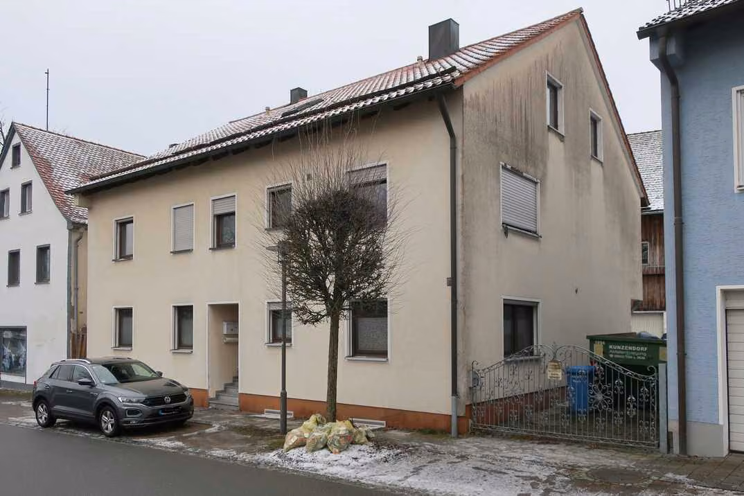 Zwangsversteigerung Zweifamilienhaus in Vohenstrauß, Waldau – Wohnhaus, Ansicht von Nord-West mit Giebelseite.