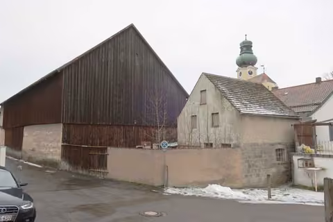 Zwangsversteigerung Zweifamilienhaus in Vohenstrauß, Waldau – Nebengebäude, Ansicht von Süd-Ost mit Stall- und Stadelgebäuden.