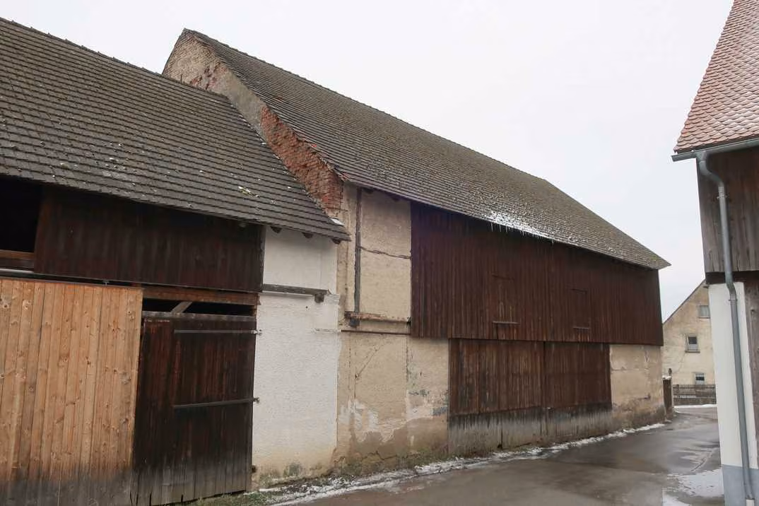 Zwangsversteigerung Zweifamilienhaus in Vohenstrauß, Waldau – Nebengebäude, Ansicht von Süd mit landwirtschaftlichem Stadel.