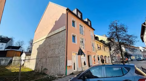 Zwangsversteigerung Eigentumswohnung in Moosburg an der Isar – Nordostansicht mit Giebelseite und angrenzendem Freibereich