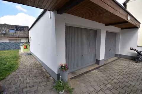 Zwangsversteigerung Eigentumswohnung in Neumarkt i.d. OPf., Pölling – Nordöstlicher Gartenbereich mit Gewächshaus und Rasenfläche.
