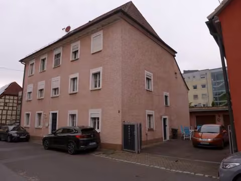 Zwangsversteigerung Mehrfamilienhaus in Höchstadt a.d. Aisch – Straßenansicht des Dreifamilienwohnhauses von Südost.