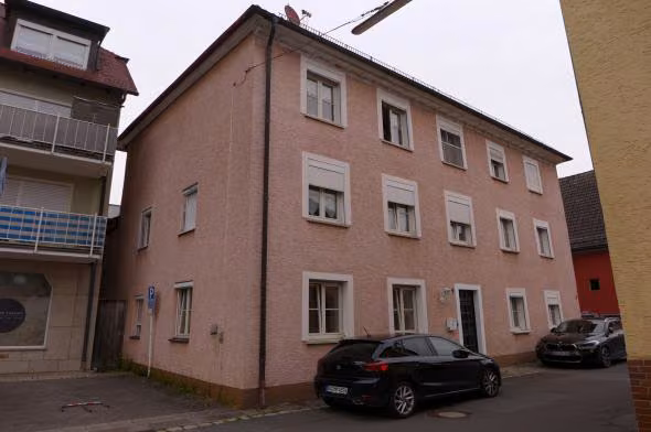 Zwangsversteigerung Mehrfamilienhaus in Höchstadt a.d. Aisch – Straßenansicht von Südwest mit Hauszugang Kapuzinerstraße 4.