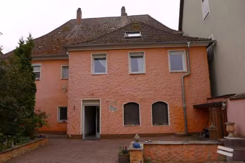 Zwangsversteigerung Mehrfamilienhaus in Höchstadt a.d. Aisch – Rückansicht des Dreifamilienwohnhauses von Norden.