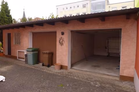 Zwangsversteigerung Mehrfamilienhaus in Höchstadt a.d. Aisch – Garagengebäude mit Anbau Ansicht von Südost.