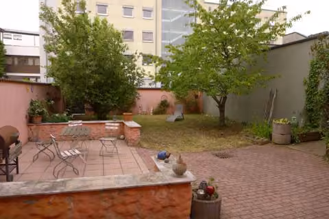 Zwangsversteigerung Mehrfamilienhaus in Höchstadt a.d. Aisch – Terrasse und rückwärtiger Gartenbereich zur Spitalstraße.