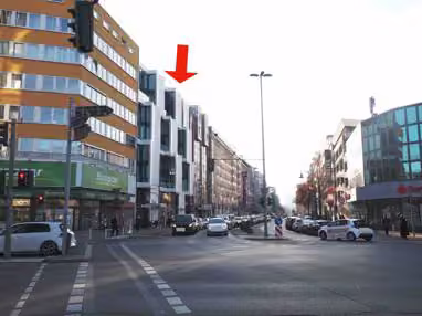 Zwangsversteigerung Stellplatz/Garage in Berlin, Schöneberg – Straßenansicht des Wohn- und Geschäftshauses Nürnberger Straße 68, 69 mit Tiefgarageneinfahrt.