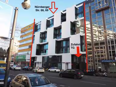 Zwangsversteigerung Stellplatz/Garage in Berlin, Schöneberg – Rückseitige Fassadenansicht des Mehrfamilienwohn- und Geschäftshauses mit Balkonen.