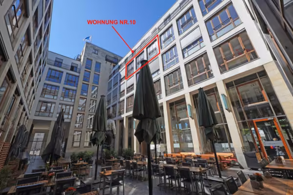 Zwangsversteigerung Eigentumswohnung in Berlin, Mitte – Innenhof der Wohn- und Geschäftsanlage mit Gastronomiebereich.