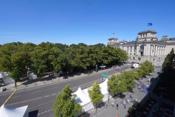 Zwangsversteigerung Eigentumswohnung in Berlin, Mitte – Blick aus dem Gebäude über die Ebertstraße zum Großen Tiergarten.
