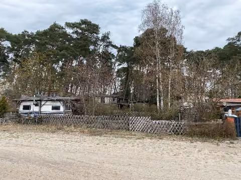 Zwangsversteigerung in Wandlitz, Klosterfelde – Nebengebäude und Schuppen auf dem bewaldeten Grundstück