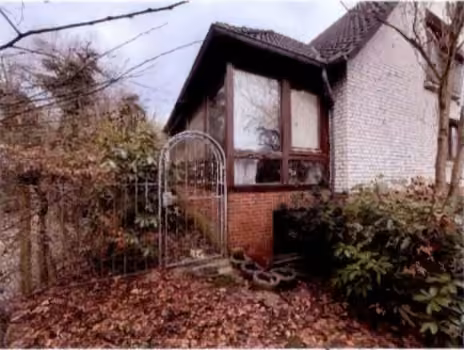Zwangsversteigerung Einfamilienhaus in Hamburg, Lokstedt – Straßenseitige Ansicht des Hauptgebäudes mit Südgiebel und Zugang.