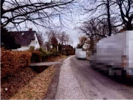 Zwangsversteigerung Einfamilienhaus in Hamburg, Lokstedt – Straßenseitige Ansicht mit Wintergarten.