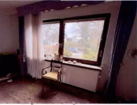 Zwangsversteigerung Einfamilienhaus in Hamburg, Lokstedt – Wohnzimmer im Erdgeschoss mit Zugang zum Wintergarten.