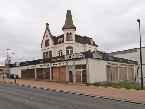 Zwangsversteigerung in Homberg (Efze) – Gebäudeansicht von der Kasseler Straße aus nördlicher Richtung.