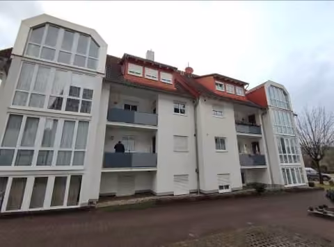 Zwangsversteigerung Eigentumswohnung in Brachttal, Neuenschmidten – Fassadenansicht des Mehrfamilienhauses von Südosten mit Balkonen und Treppenhausverglasung.