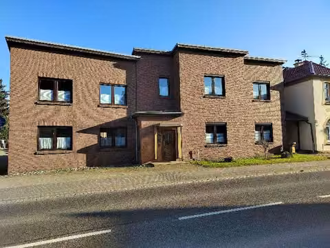 Zwangsversteigerung Einfamilienhaus in Goldberg – Straßenseitige Ansicht des zweigeschossigen Wohnhauses in Goldberg.
