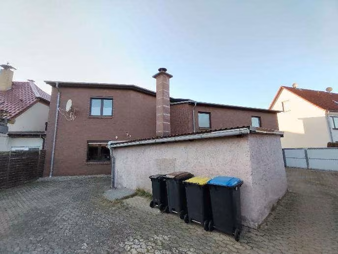 Zwangsversteigerung Einfamilienhaus in Goldberg – Hofseitige Ansicht mit Blick auf Nebengebäude und Freiflächen.